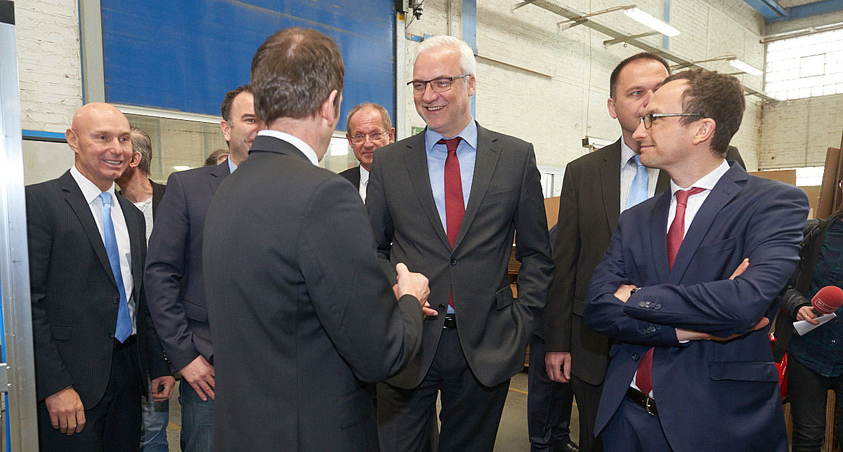 Bei einem Betriebsrundgang ließ sich NRW-Wirtschaftsminister Garrelt Duin (SPD) Duin die Produktion und Produkte erklären.